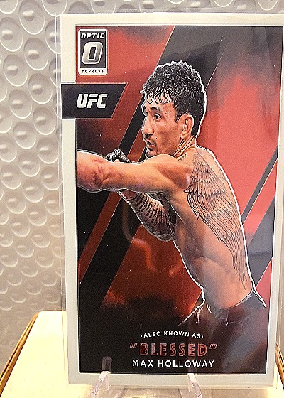 2022 Donruss Optic #12 Max Holloway — front