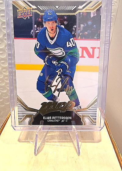 2022 Upper Deck #4 Elias Pettersson — front