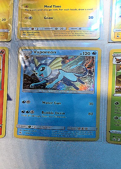 2019 Pokémon TCG Hidden Fates #18/68 Vaporeon Holo Rare — front