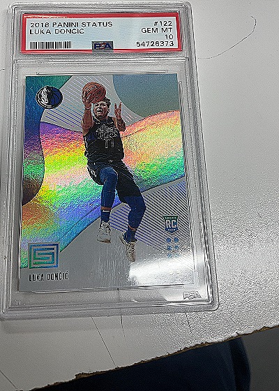 2018 Panini Status #122 Luka Dončić Rookie Card — front