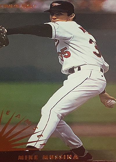 1994 Fleer Mike Mussina — front