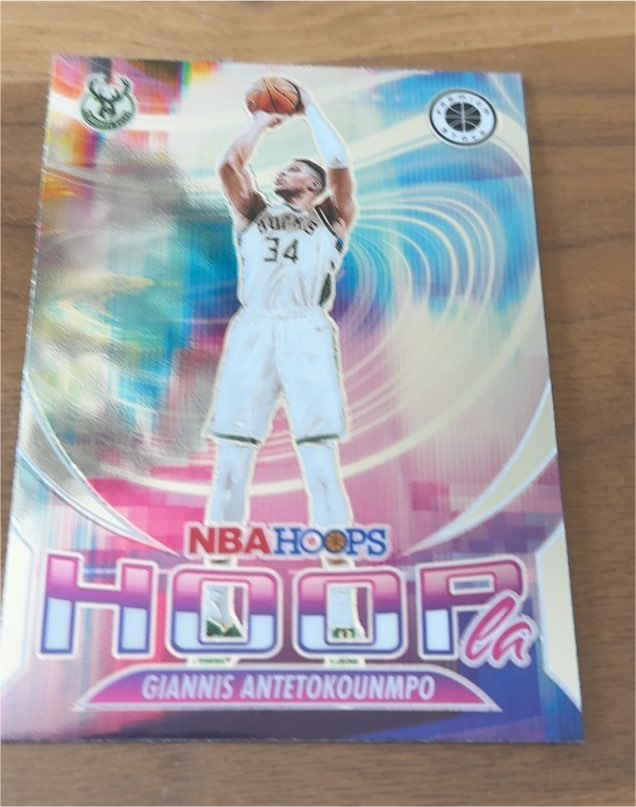 2023-24 Panini NBA Hoops Premium Stock Hoopla #9 Giannis Antetokounmpo — front