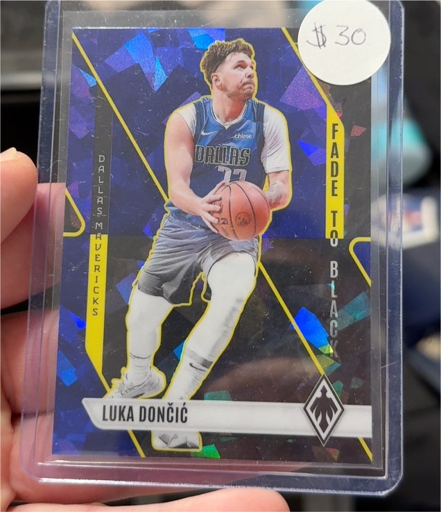 2023-24 Panini Phoenix #18 Luka Dončić Fade To Black — front