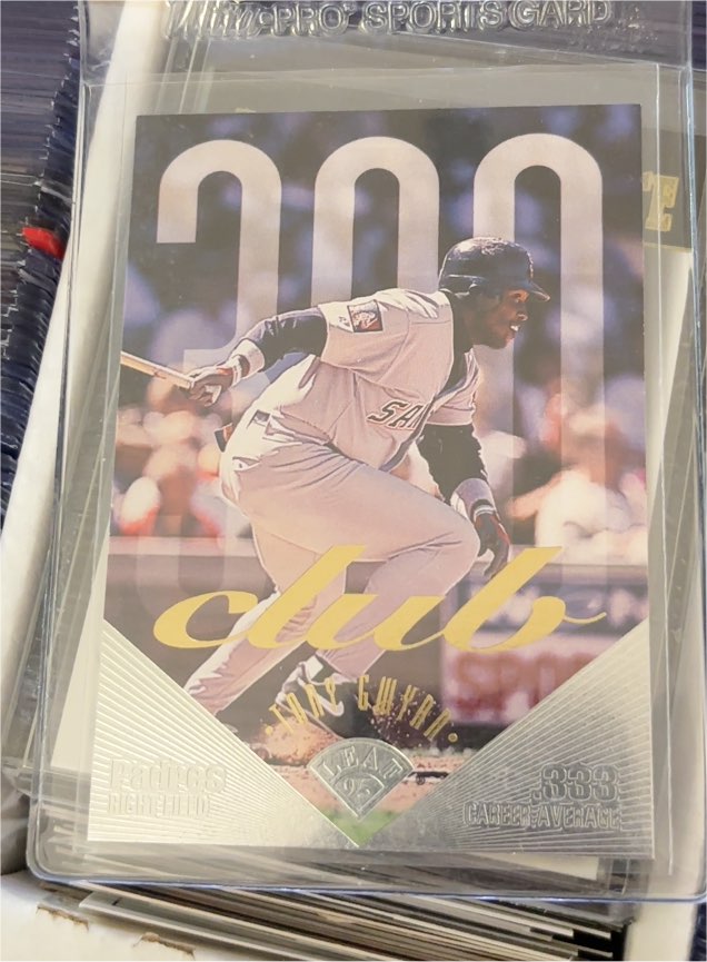 1995 Leaf 300 Club #13 Tony Gwynn — front