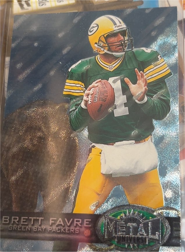1997 Metal Universe #156 Brett Favre — front