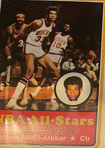 1973-74 Topps #50 Kareem Abdul-Jabbar — front