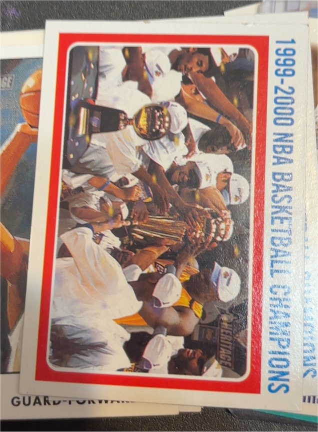 2000-01 Topps Heritage #137 Los Angeles Lakers Champions 1999-2000 — front