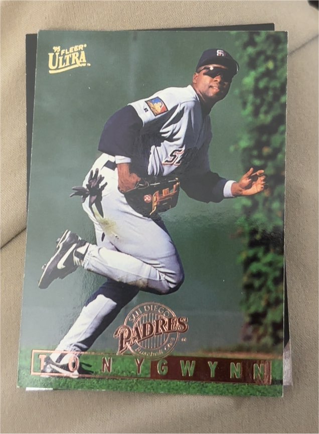 1995 Fleer Ultra #233 Tony Gwynn — front