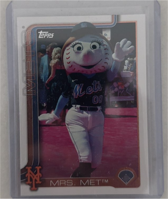 2025 Topps Series 1 Celebration #M-13 Mrs. Met — front