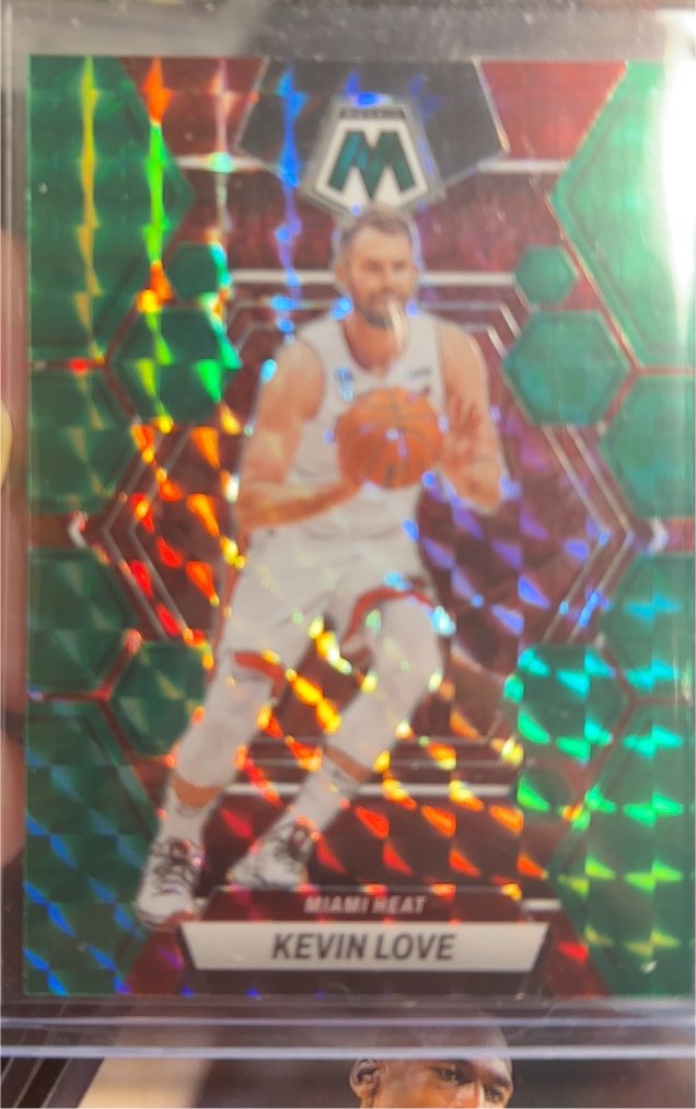 2022 Panini Mosaic Kevin Love Green Mosaic Prizm — front