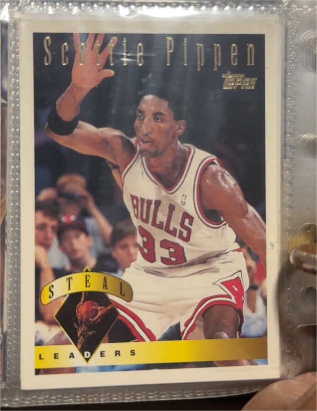 1995-96 Topps #21 Scottie Pippen — front