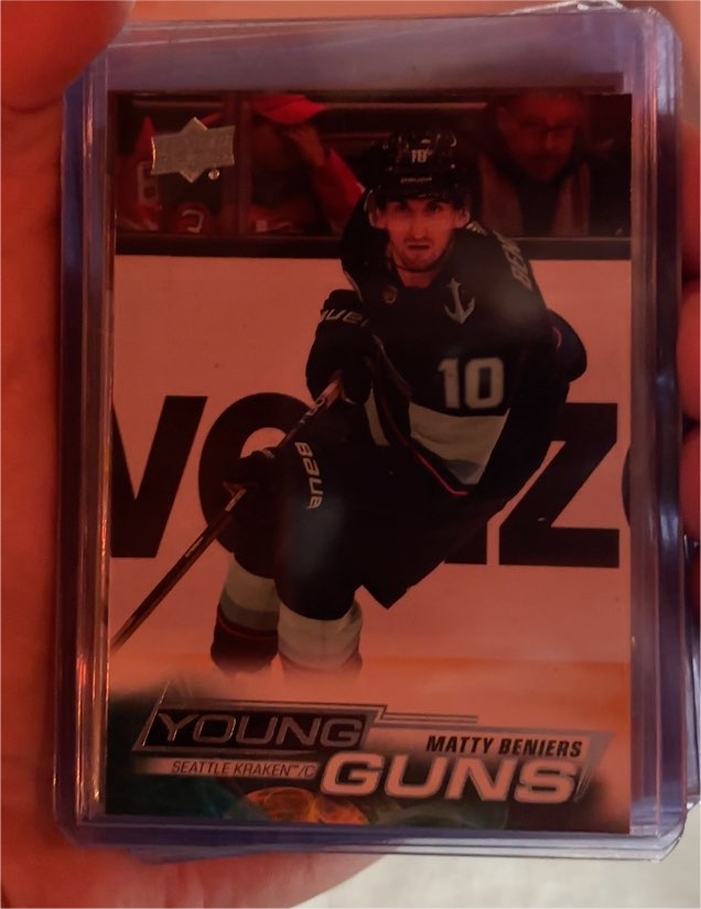 2022-23 Upper Deck Series 1 #213 Matty Beniers Young Guns Rookie — front