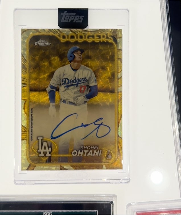 2024 Topps Chrome #17 Shohei Ohtani — front