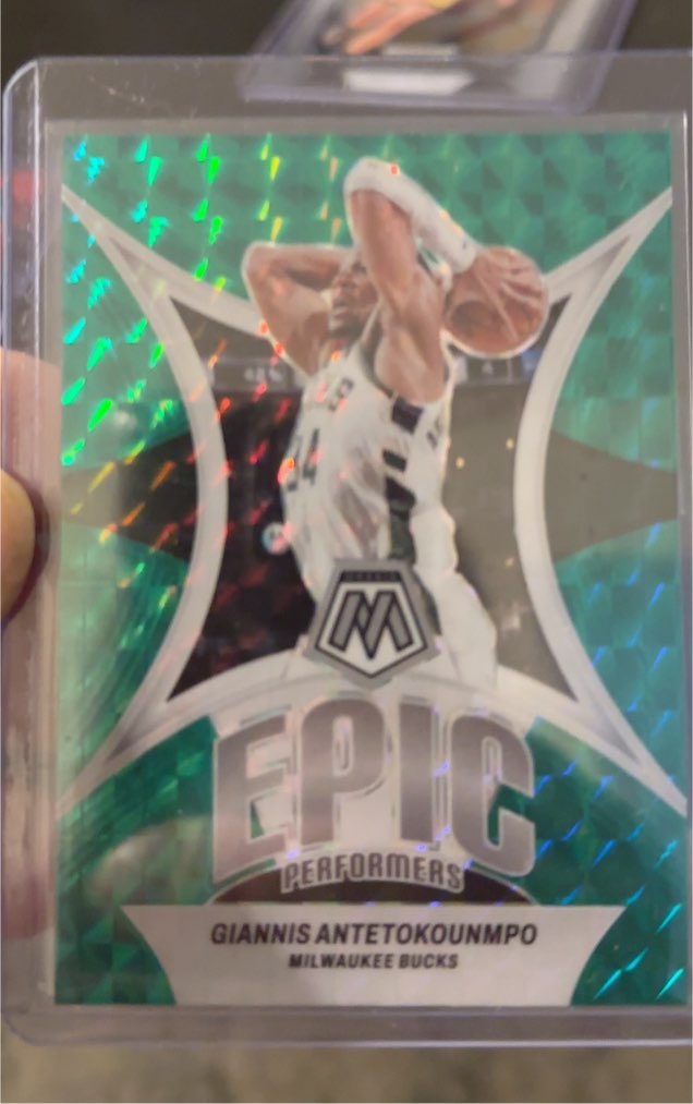 2023-24 Panini Mosaic #8 Giannis Antetokounmpo Epic Performers Mosaic Green — front