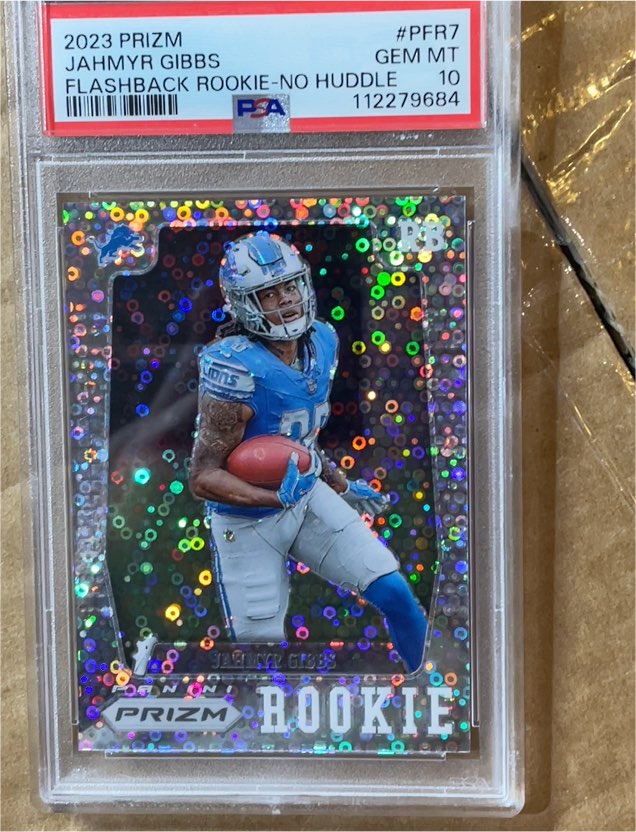 2023 Panini Prizm #PFR7 Jahmyr Gibbs Flashback Rookie-No Huddle — front