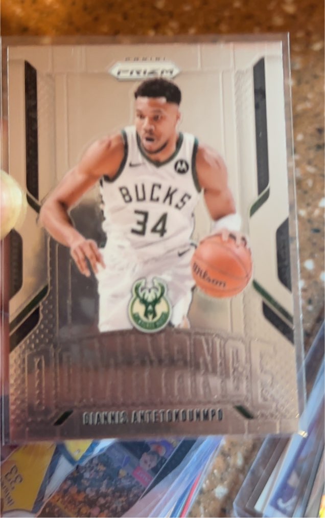2024-25 Panini Prizm #4 Giannis Antetokounmpo Dominance — front
