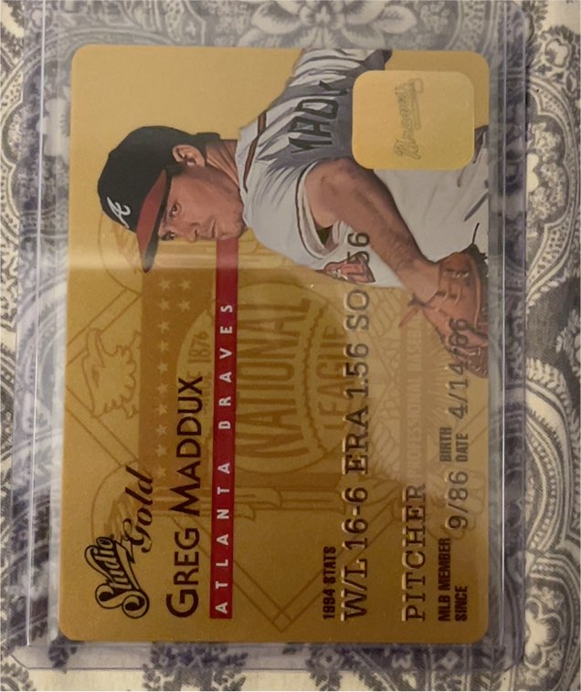 1995 Studio #6 Greg Maddux Gold — front