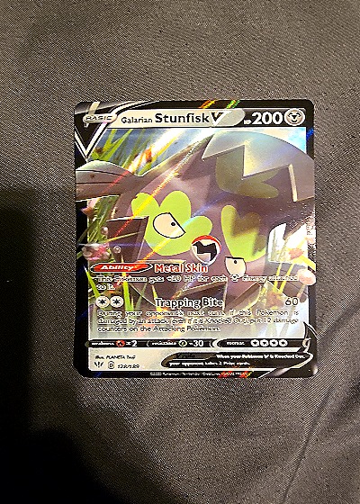 2020 Pokémon Darkness Ablaze #128 Galarian Stunfisk V — front