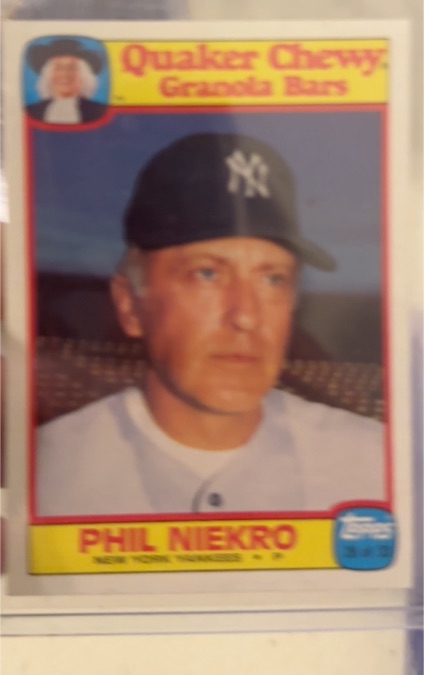 1986 Topps Quaker Chewy Granola Bars #28 Phil Niekro — front