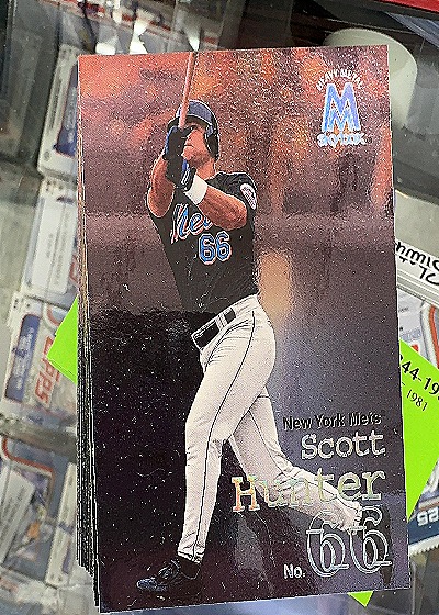 1999 SkyBox Molten Metal #66 Scott Hunter — front