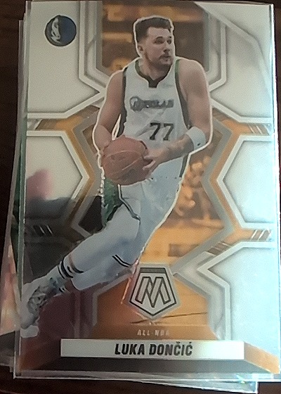 2021 Panini Mosaic #77 Luka Dončić — front