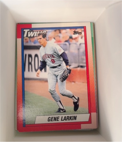 1990 Topps #556 Gene Larkin — front
