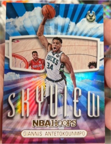 2022-23 Panini NBA Hoops Skyview #3 Giannis Antetokounmpo — front
