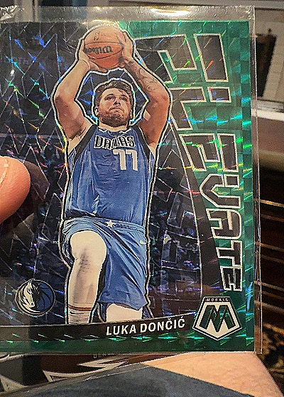 2022-23 Panini Mosaic #19 Luka Dončić Elevate Green Mosaic — front