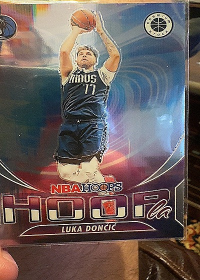 2023-24 Panini NBA Hoops Premium Stock #7 Luka Dončić — front