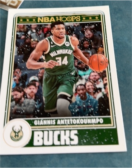 2023-24 Panini NBA Hoops #285 Giannis Antetokounmpo — front