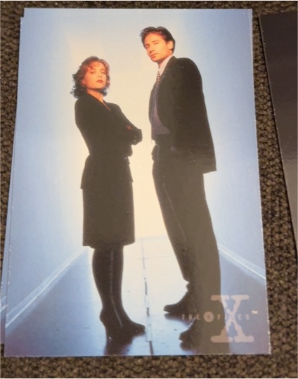 1995 Topps The X-Files #02 Fox Mulder & Dana Scully — front