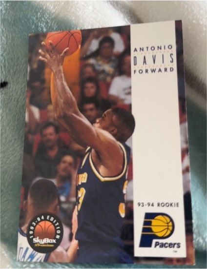 1993-94 SkyBox Premium #232 Antonio Davis — front