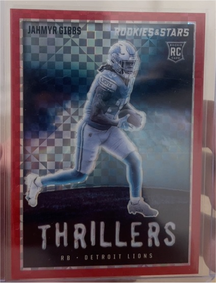 2023 Panini Rookies & Stars Thrillers Red Plaid #TH-18 Jahmyr Gibbs — front