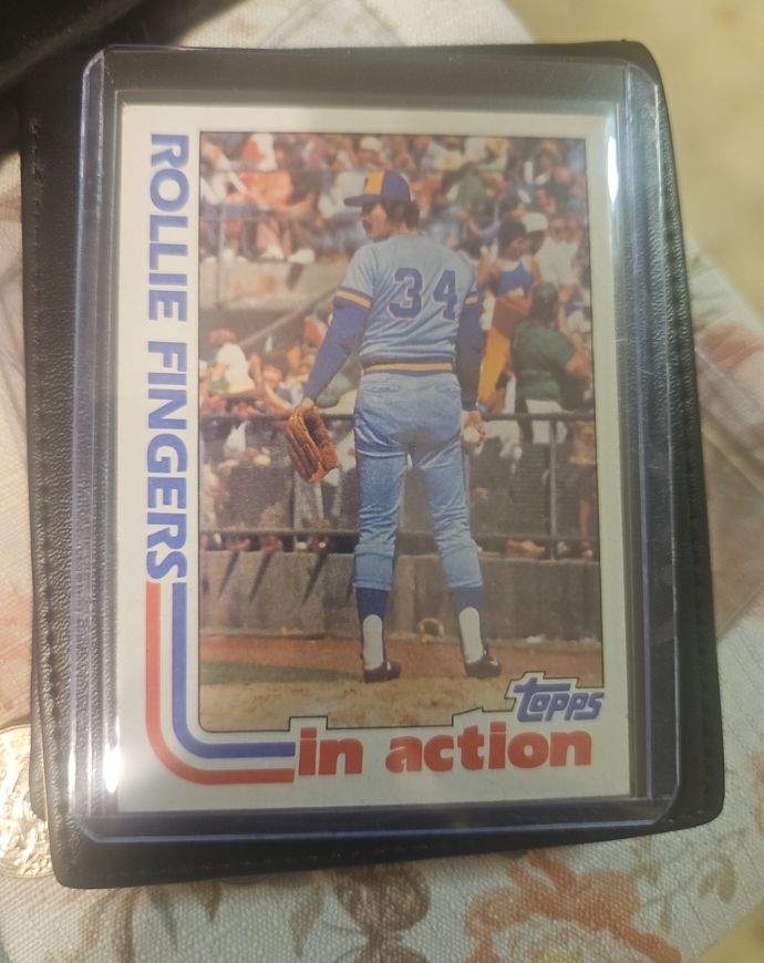 1975 Topps #In Action Rollie Fingers — front