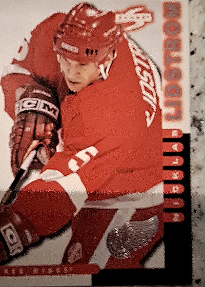1995 Upper Deck #9 Nicklas Lidstrom — front