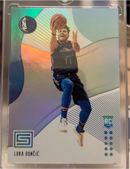 2018-19 Panini Status #122 Luka Dončić Rookie Card — front