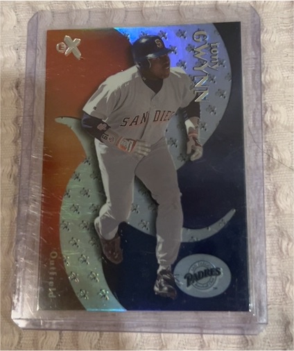2000 Fleer Skybox EX #4 Tony Gwynn — front