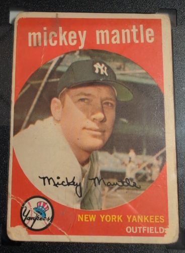 1959 Topps #10 Mickey Mantle — front