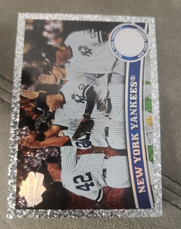 2011 Topps #424 New York Yankees Diamond Anniversary — front