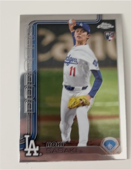 2025 Topps Chrome #217 Roki Sasaki Rookie Card — front