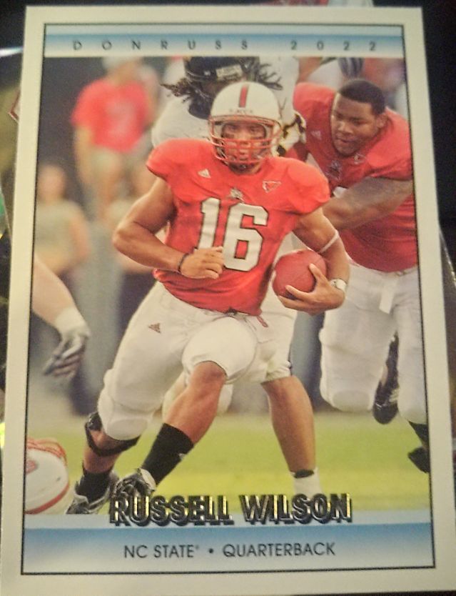 2022 Panini Chronicles Draft Picks Donruss Retro #17 Russell Wilson — front