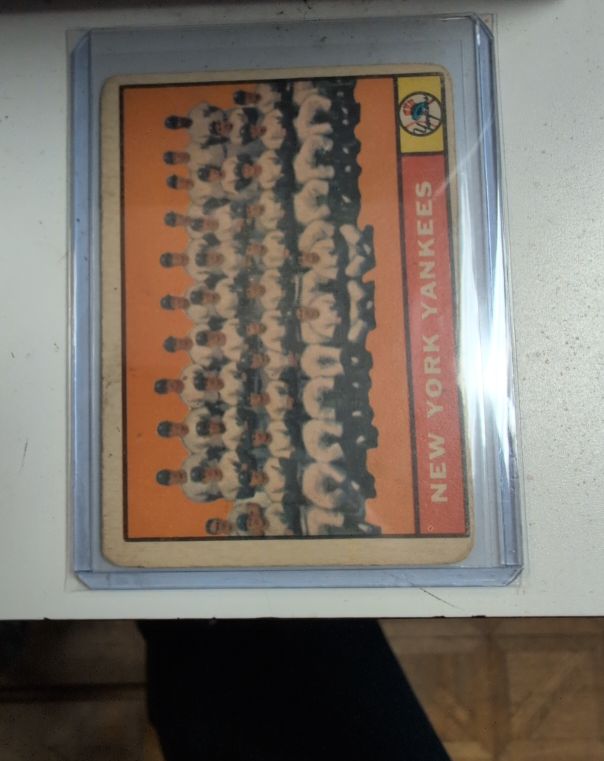 1961 Topps #228 New York Yankees Team Card — front
