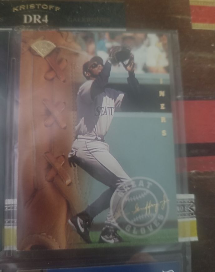 1995 Leaf Great Gloves #6 Ken Griffey Jr. — front