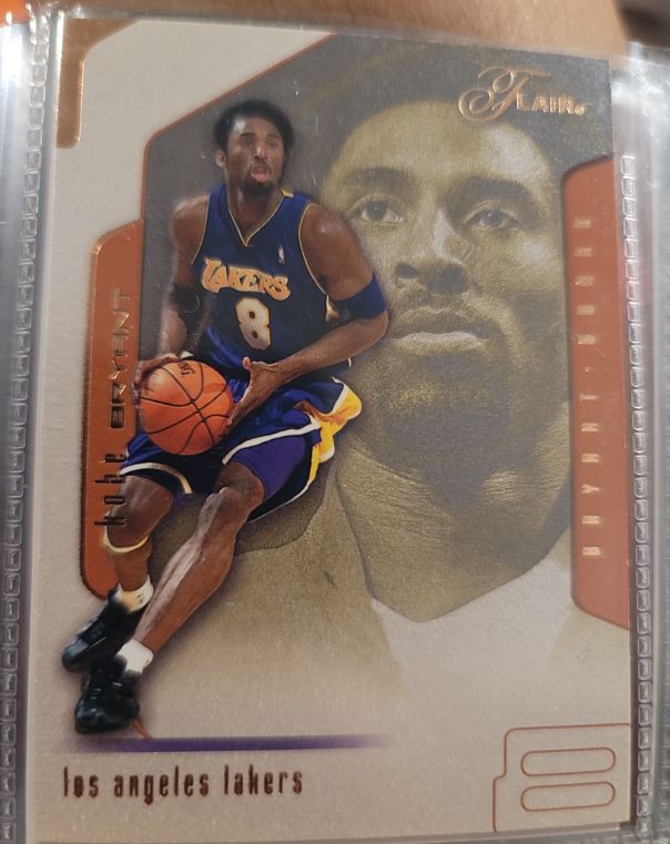 2001-02 Fleer Flair #8 Kobe Bryant — front