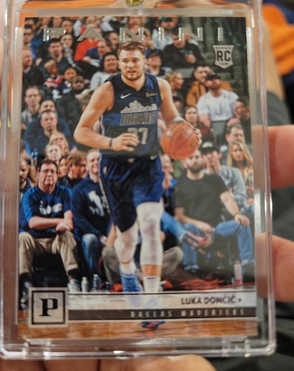 2018-19 Panini Chronicles #111 Luka Doncic Rookie Card — front