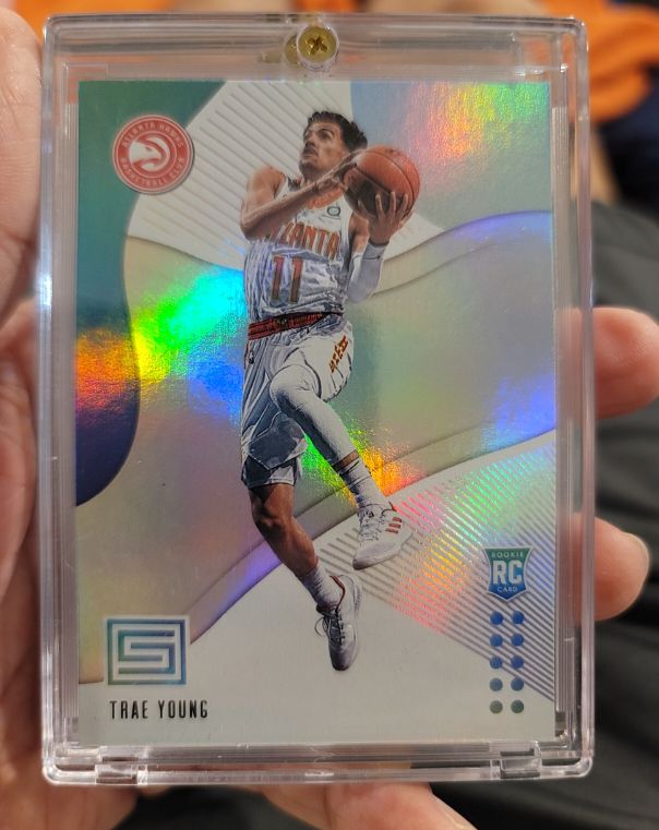 2018-19 Panini Status #142 Trae Young Rookie Card — front