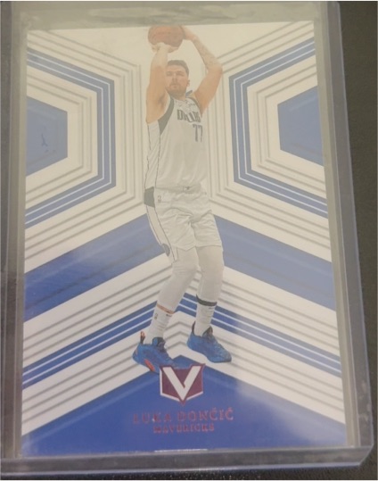 2022-23 Panini Chronicles Vertex #175 Luka Doncic — front