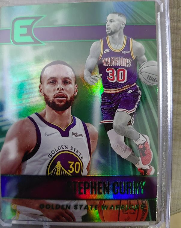 2021-22 Panini Chronicles Essentials #305 Stephen Curry — front