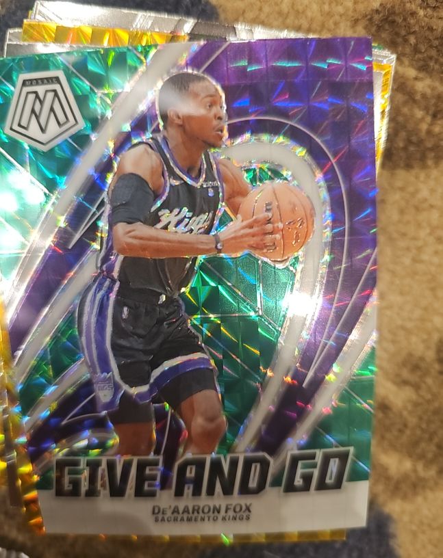2023-24 Panini Mosaic #4 De'Aaron Fox Give and Go Green Mosaic Prizm — front