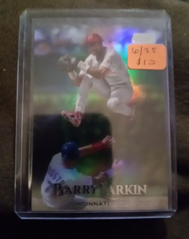 1995 Topps #25 Barry Larkin — front